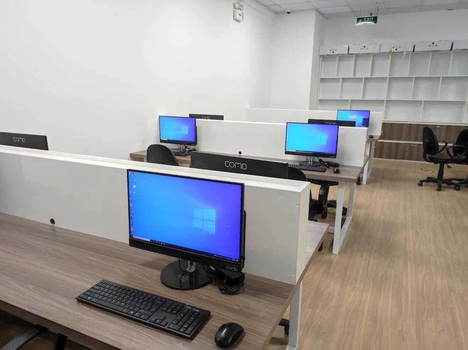 ComD có mặt trong phòng Tin học cho các em học sinh.